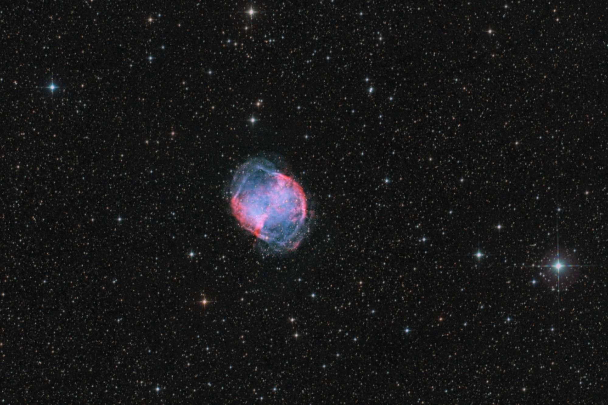 2 Planetární mlhovina Činka (Dumbbell) M27 v souhvězdí Lištička. Foceno 4. 9. 2019.